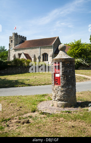 Einen roten viktorianischer Briefkasten inmitten einer ungewöhnlichen Steinsäule in das Dorf der Nether (unteren) Winchendon, Buckinghamshire, England Stockfoto