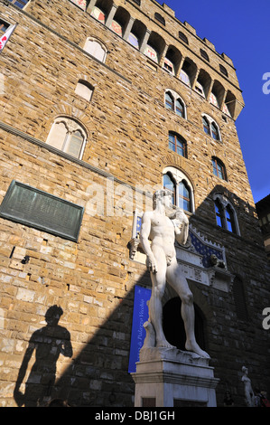 Michelangelos David Replik stehend in die ursprüngliche Position des David, vor dem Palazzo Vecchio Florenz Stockfoto