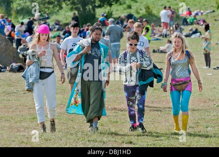 Glastonbury Festival 2013 UK - eine Gruppe von Freunden Fuß von ihrem Campingplatz in der Hauptarena Stockfoto