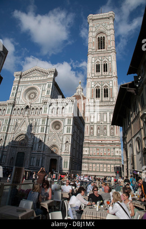 Menschen Essen auf der Restaurantterrasse vor Fassade der Duomo Kathedralkirche, Florenz, Toskana, Italien Stockfoto