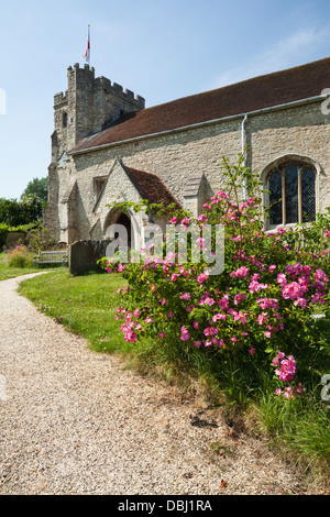 St.-Nikolaus-Kirche im kleinen und malerischen Dorf Nether oder niedriger Winchendon, Chilterns, Buckinghamshire, England Stockfoto