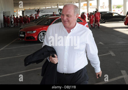 München, Deutschland. 31. Juli 2013. Uli Hoeneß, Präsident des FC Bayern München, kommt für den Audi Cup in der Allianz Arena in München, 31. Juli 2013. Foto: TOBIAS HASE/Dpa/Alamy Live News Stockfoto