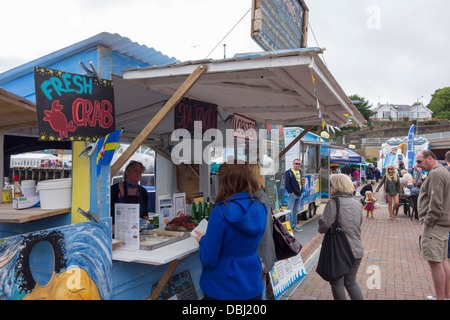 Ein Stall zu verkaufen frischen Fisch und Meeresfrüchte auf der Pembrokeshire Fisch Week in Milford Haven, Pembrokeshire. Stockfoto