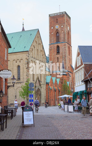 Blick entlang gepflasterten Straße in der Altstadt 14. Jahrhundert bürgerliche Turm auf die Muttergottes Maria Cathedral in Ribe Jütland Dänemark Stockfoto