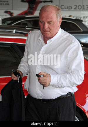 München, Deutschland. 31. Juli 2013. Uli Hoeneß, Präsident des FC Bayern München, kommt für den Audi Cup in der Allianz Arena in München, 31. Juli 2013. Foto: TOBIAS HASE/Dpa/Alamy Live News Stockfoto