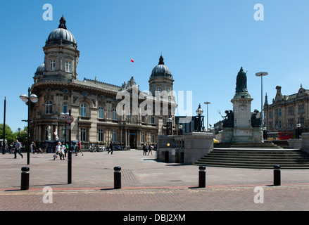 Victoria Square zeigt Königin Viktoria-Statue und die alten Dock Büros, jetzt das Maritime Museum, Kingston upon Hull, Yorkshire. Stockfoto