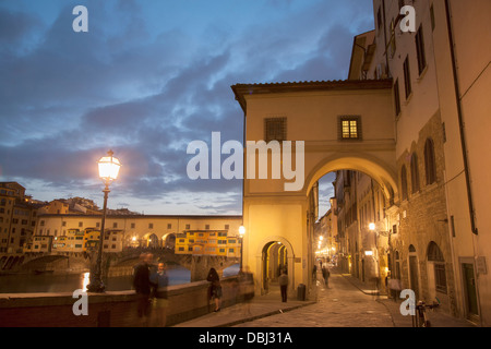 Lungarno Degli Acciaiuoli Street, Florenz; Toskana; Italien mit Ponte Vecchio Brücke und Fluss Arno nachts beleuchtet Stockfoto