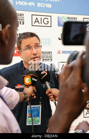 Image Datei: Mike Freitag Kenia Rugby Sevens coach wird von der Presse im Luzniki-Stadion in Moskau während der Rugby World Cup Sevens interviewt. Bild aufgenommen am 29. Juni 2013. Bildnachweis: Elsie Kibue / Alamy Live News Stockfoto