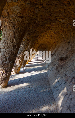 Arkade mit Steinsäulen im Park Güell von Gaudi entworfen Stockfoto