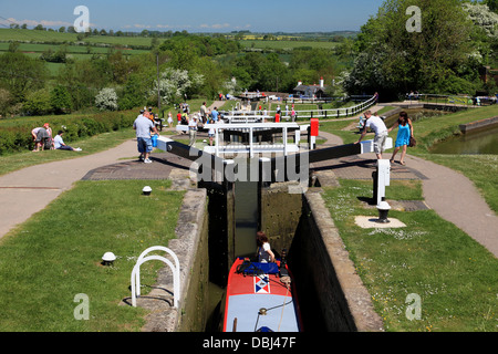 Ein Narrowboat absteigend Foxton sperrt Stockfoto