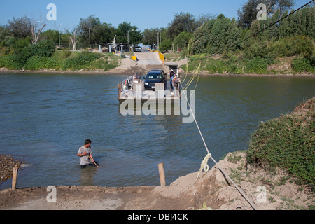 Die Hand zog Autofähre, die der Rio Grande Fluss zwischen den USA und Mexiko durchquert. Stockfoto