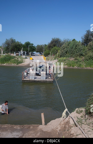 Die Hand zog Autofähre, die der Rio Grande Fluss zwischen den USA und Mexiko durchquert. Stockfoto