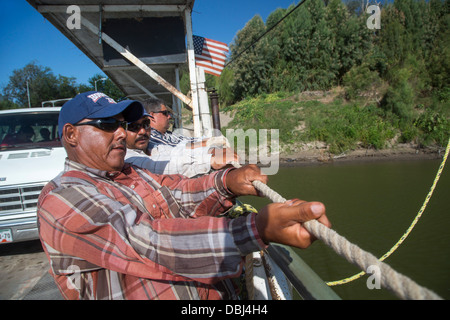 Die Hand zog Autofähre, die der Rio Grande Fluss zwischen den USA und Mexiko durchquert. Stockfoto