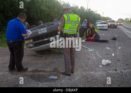 Falfurrias, Texas - ein van mit 26 Einwanderer aus Mittelamerika umgestürzt auf Texas Highway 285. Stockfoto