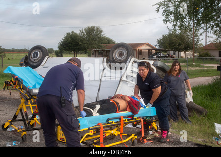 Falfurrias, Texas - ein van mit 26 Einwanderer aus Mittelamerika umgestürzt auf Texas Highway 285. Stockfoto