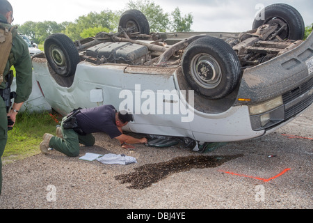 Falfurrias, Texas - ein van mit 26 Einwanderer aus Mittelamerika umgestürzt auf Texas Highway 285. Stockfoto