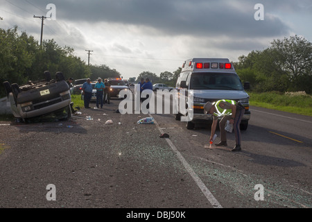 Falfurrias, Texas - ein van mit 26 Einwanderer aus Mittelamerika umgestürzt auf Texas Highway 285. Stockfoto