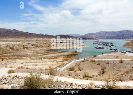Blick vom Deck bei Callville Bay Marina zeigt Wasserstand, 1998 erreichte Pfad im Vordergrund, Lake Mead, Nevada, USA Stockfoto