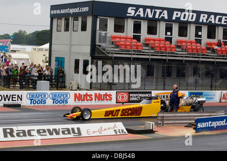 Julian Webb treibt den Bruchteil einer Sekunde Jet-Dragster auf dem Santa Pod Raceway erreichen einer Geschwindigkeit von 236,95 km/h Stockfoto