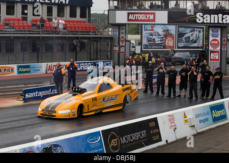 Jason Phelps treibt die Marshall Amplification Mustang Funny Car auf dem Santa Pod Raceway Stockfoto