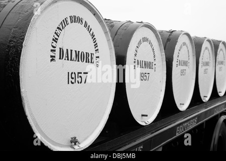 Große 1957 schottische Whiskyfässer oder -Fässer auf einem Flachbettwagen in Dalmore. Mackenzie Bros Dalmore Ltd. Eine Destillerie in Alness, Schottland, Großbritannien Stockfoto