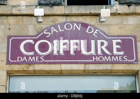 Traditionelle Zeichen über einen Friseursalon in der französischen Stadt Florac, Lozere. Stockfoto