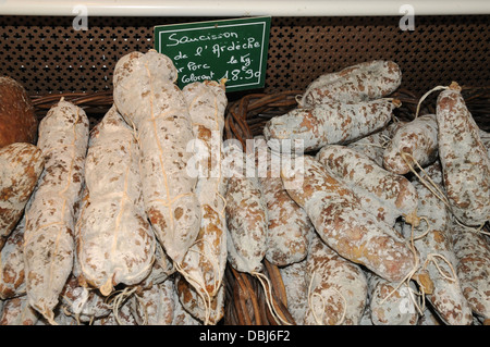 Würste zum Verkauf auf Genolhac Markt, einer kleinen Stadt in der Region der Cevennen im Süden Frankreichs. Stockfoto