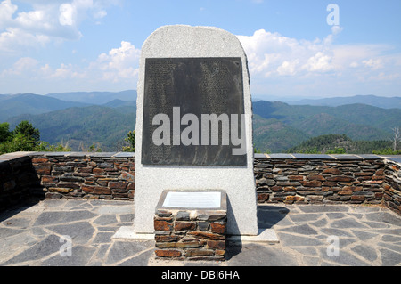 Dieser Gedenkstein in der Vallée Français Region der Cevennen Region Frankreichs erinnert an Mitglieder des Widerstands. Stockfoto