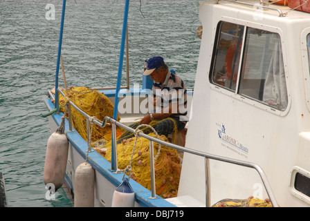 Fischer Netze flicken auf dem Boot Alonissos Griechenland Stockfoto