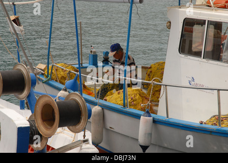 Fischer Netze flicken auf dem Boot Alonissos Griechenland Stockfoto