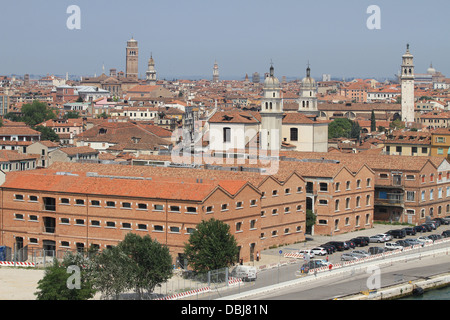 Venedig in Italien, im Bild aus dem oberen Deck eines Kreuzfahrtschiffes Segeln durch den Canale Grande. Stockfoto