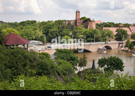 Burg und Giebichenstein Brücke bei Hochwasser des Flusses Saale in Halle; Deutschland, 5. Juni 2013 Stockfoto