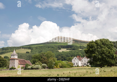 Die Kirche St. Mary, Titterstone Clee Hill und Bitterley Hof in der Nähe von Ludlow, Shropshire, England, UK Stockfoto