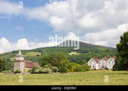 Die Kirche St. Mary, Titterstone Clee Hill und Bitterley Hof in der Nähe von Ludlow, Shropshire, England, UK Stockfoto