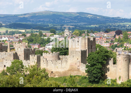 Ludlow normannischen Burg und die entfernten Brown Clee Hügel, Ludlow, Shropshire, England, UK Stockfoto