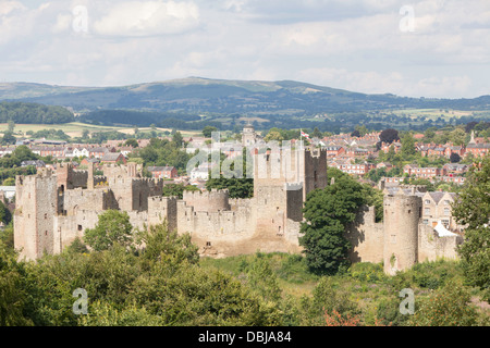 Ludlow normannischen Burg und die entfernten Brown Clee Hügel, Ludlow, Shropshire, England, UK Stockfoto