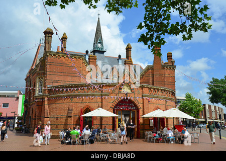 Rathaus-Hof-Cafe, Wokingham Rathaus, Marktplatz, Wokingham, Berkshire, England, Vereinigtes Königreich Stockfoto