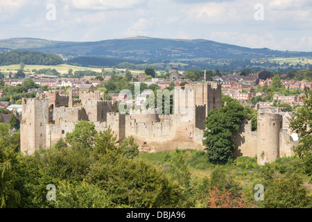 Ludlow normannischen Burg und die entfernten Brown Clee Hügel, Ludlow, Shropshire, England, UK Stockfoto