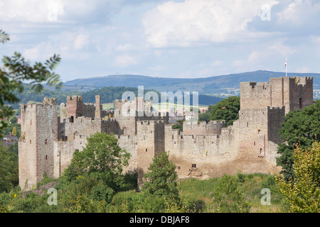 Ludlow normannischen Burg und die entfernten Brown Clee Hügel, Ludlow, Shropshire, England, UK Stockfoto