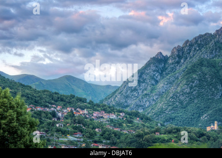 Kleines italienisches Dorf Landschaft am Berghang im Comer See-Viertel am Abend sunsent Stockfoto