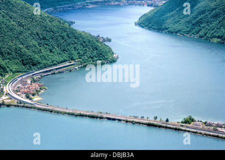 Lange Straße Kreuzung Lago di Lugano an Bergkulisse der Alpen Stockfoto