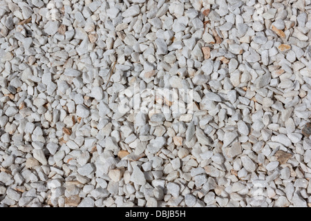 Kleiner Garten mit dem Backstein Weg und Kies Boden neben der weißen