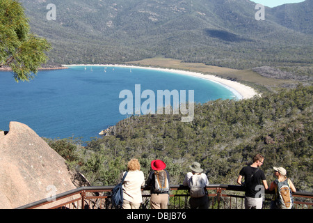 Touristen auf Wineglass Bay im Freycinet National Park Stockfoto