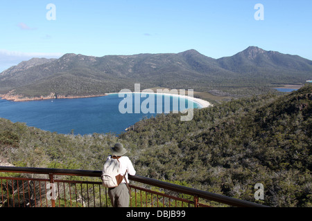 Tourist bei Lookout Wineglass Bay im Freycinet National Park Stockfoto