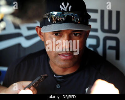 Los Angeles, Kalifornien, USA. 31. Juli 2013. New York Yankees Relief Pitcher Mariano Rivera #42 wird vor dem Hauptliga-Baseball-Spiel zwischen den Los Angeles Dodgers und die New York Yankees an Dodger Stadium.Louis Lopez/CSM/Alamy Live News interviewt. Stockfoto