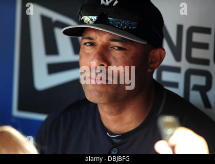 Los Angeles, Kalifornien, USA. 31. Juli 2013. New York Yankees Relief Pitcher Mariano Rivera #42 wird vor dem Hauptliga-Baseball-Spiel zwischen den Los Angeles Dodgers und die New York Yankees an Dodger Stadium.Louis Lopez/CSM/Alamy Live News interviewt. Stockfoto