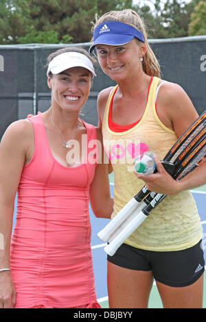 Carlsbad, Kalifornien, USA. 31. Juli 2013. MARTINA HINGIS der Schweiz (L), mit Doppel partner DANIELA HANTUCHOVA der Slowakei warm-up für Doppel-Comeback in Southern California Open im Omni La Costa Resort and Spa. (Bild Kredit: Kredit: Dave Smith/ZUMA Draht/Alamy Live-Nachrichten) Stockfoto