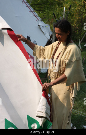 Native American Lakota-Indianerin ein Tipi Zelt Seiten entfernen Stockfoto