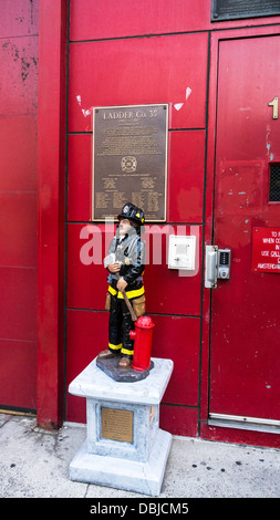 Abbildung altmodisch der alten Feuerwehrmann mit Axt & Hydranten am Bürgersteig Sockel außerhalb Ladder Company 35 Feuer Haus Manhattan New York Stockfoto