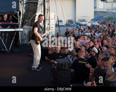 Gary Sinise und Lt. Dan Band Perfom für die US-Truppen auf der Marine Corps Air Station Futenma in Okinawa. Organisiert von der USO. Stockfoto